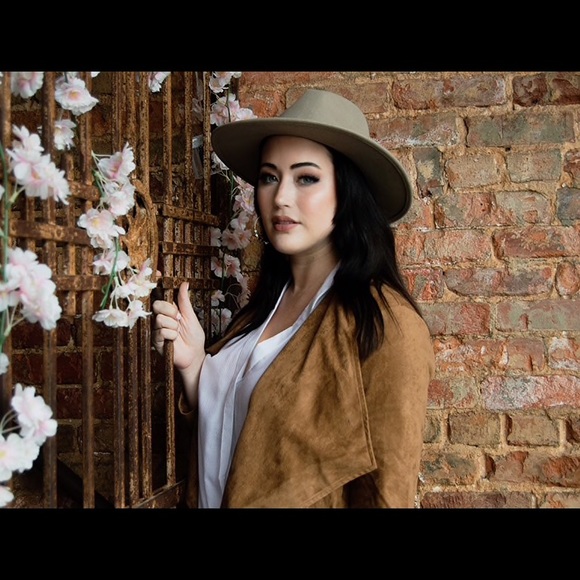 Hello! This is your posher Holly. - Picture 3 of 4